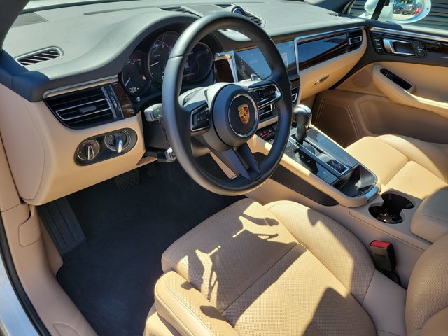 Certified 2023 Porsche Macan AWD/4WD image 4