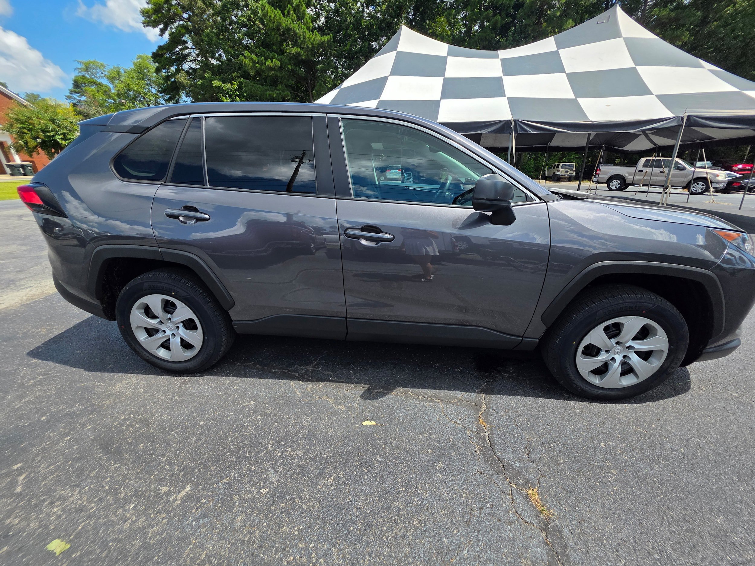 Used 2022 Toyota RAV4 LE w/ Carpet Mat Package (TMS) AWD/4WD image 4