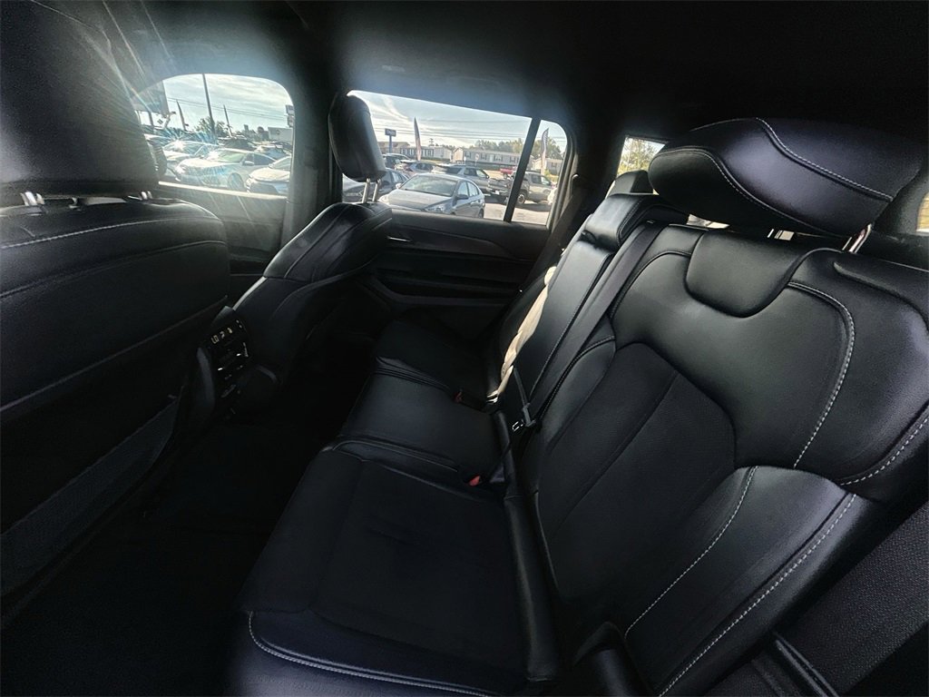 Used 2025 Jeep Grand Cherokee L Laredo image 7