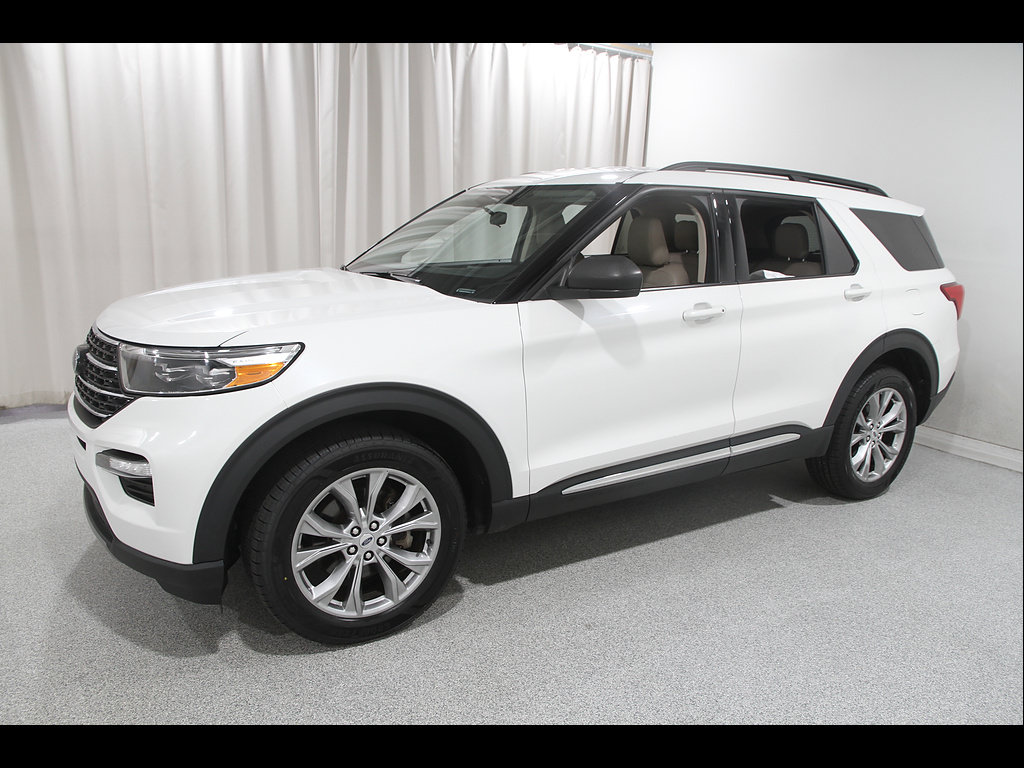 Used 2023 Ford Explorer XLT w/ Equipment Group 202A AWD/4WD image 3