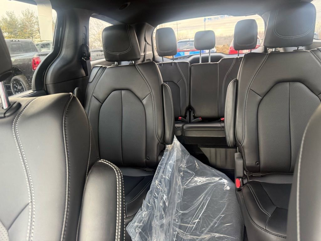 New 2025 Chrysler Pacifica Select image 55
