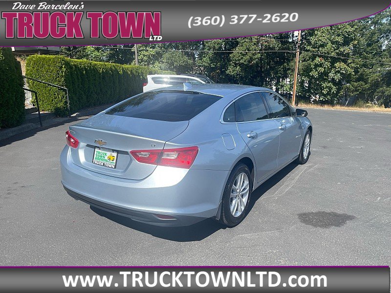 Used 2017 Chevrolet Malibu LT w/ Leather Package FWD image 5