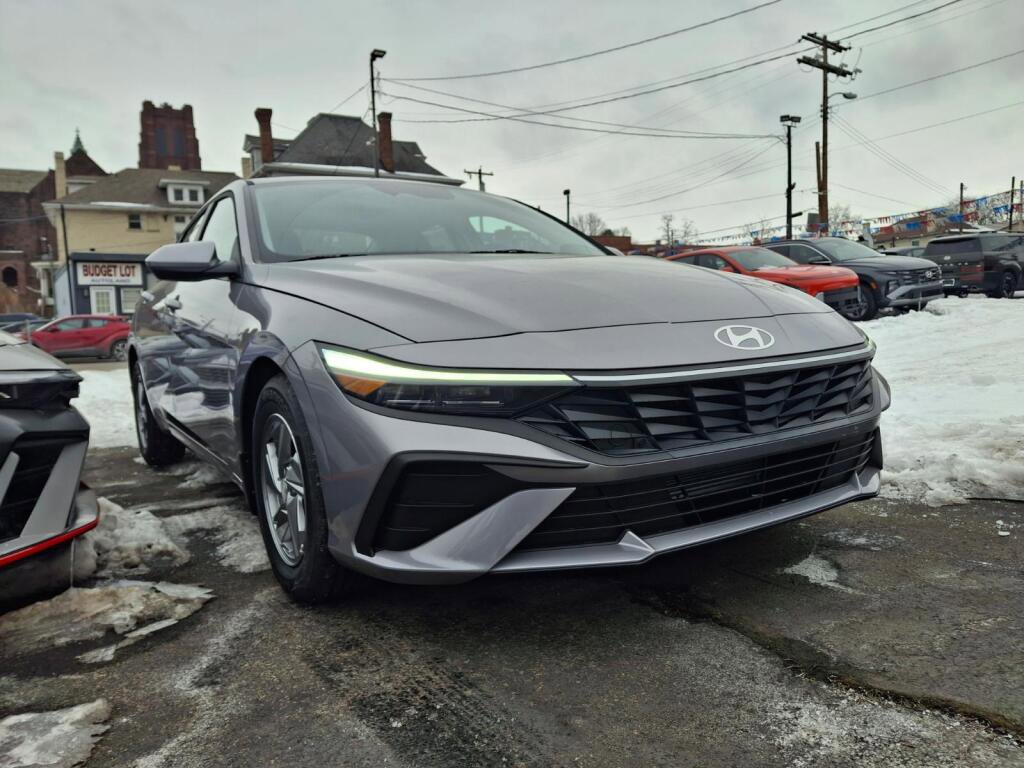 New 2026 Hyundai Elantra SE image 2