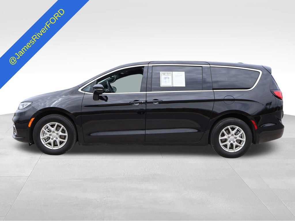 Used 2025 Chrysler Pacifica Select FWD image 2