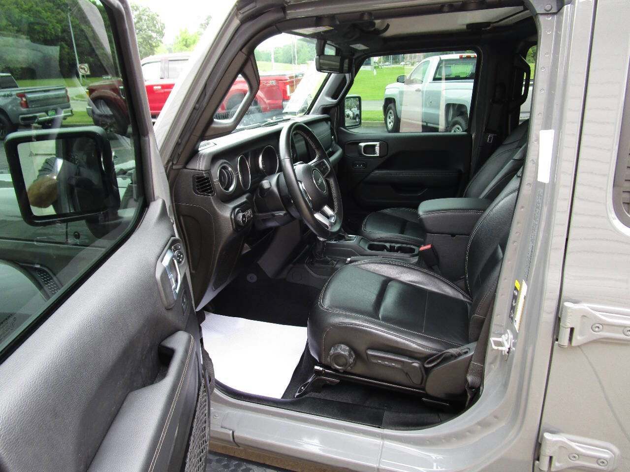 Used 2021 Jeep Wrangler Unlimited Sahara w/ Uconnect 4C Nav & Sound Group image 10