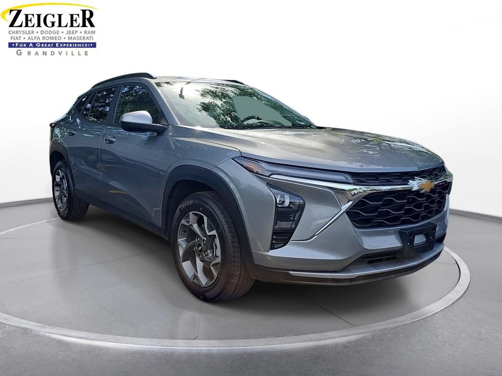 Used 2025 Chevrolet Trax LT w/ LT Convenience Package FWD image 3