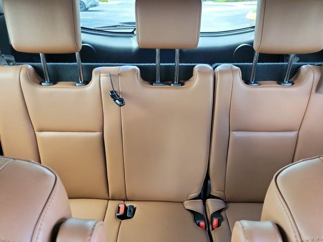 Certified 2019 Toyota Highlander Limited AWD/4WD image 12