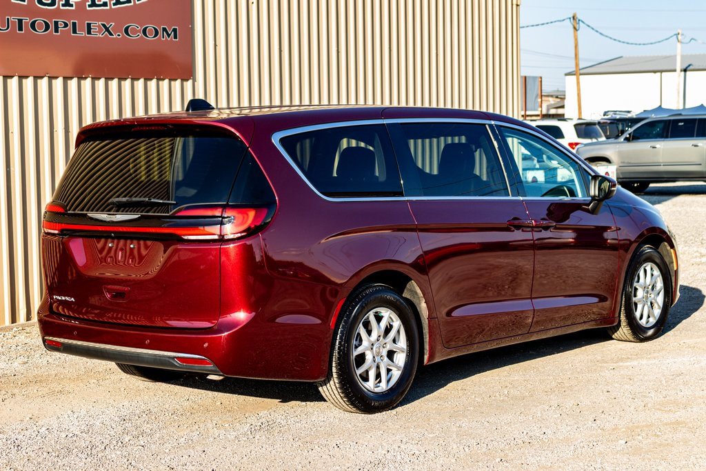 Used 2023 Chrysler Pacifica Touring-L image 3