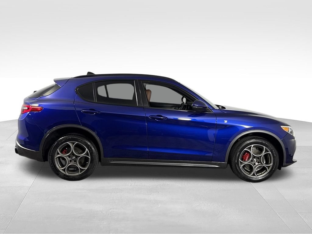 Used 2023 Alfa Romeo Stelvio Ti AWD/4WD image 4
