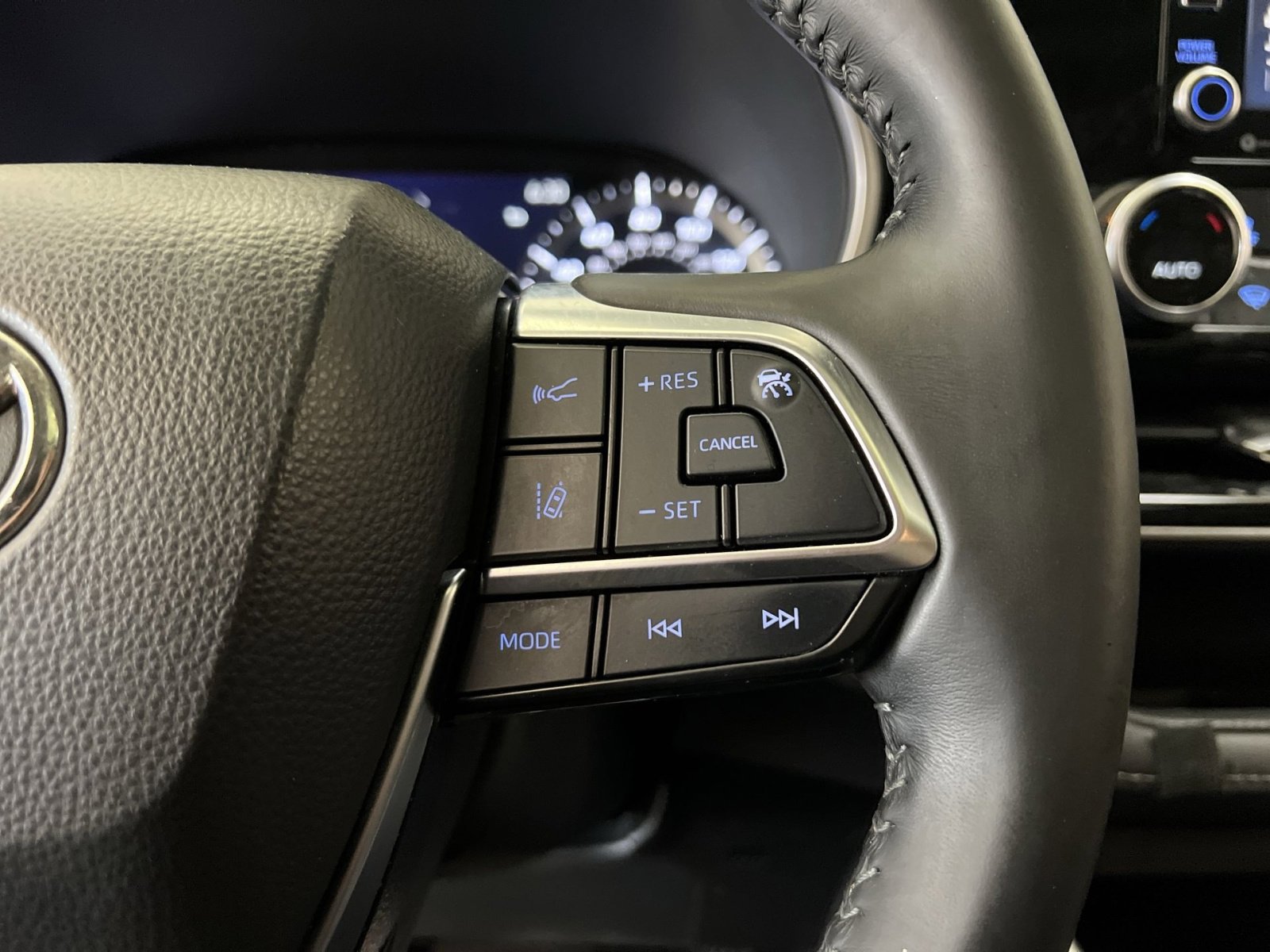 Used 2021 Toyota Highlander XLE image 37