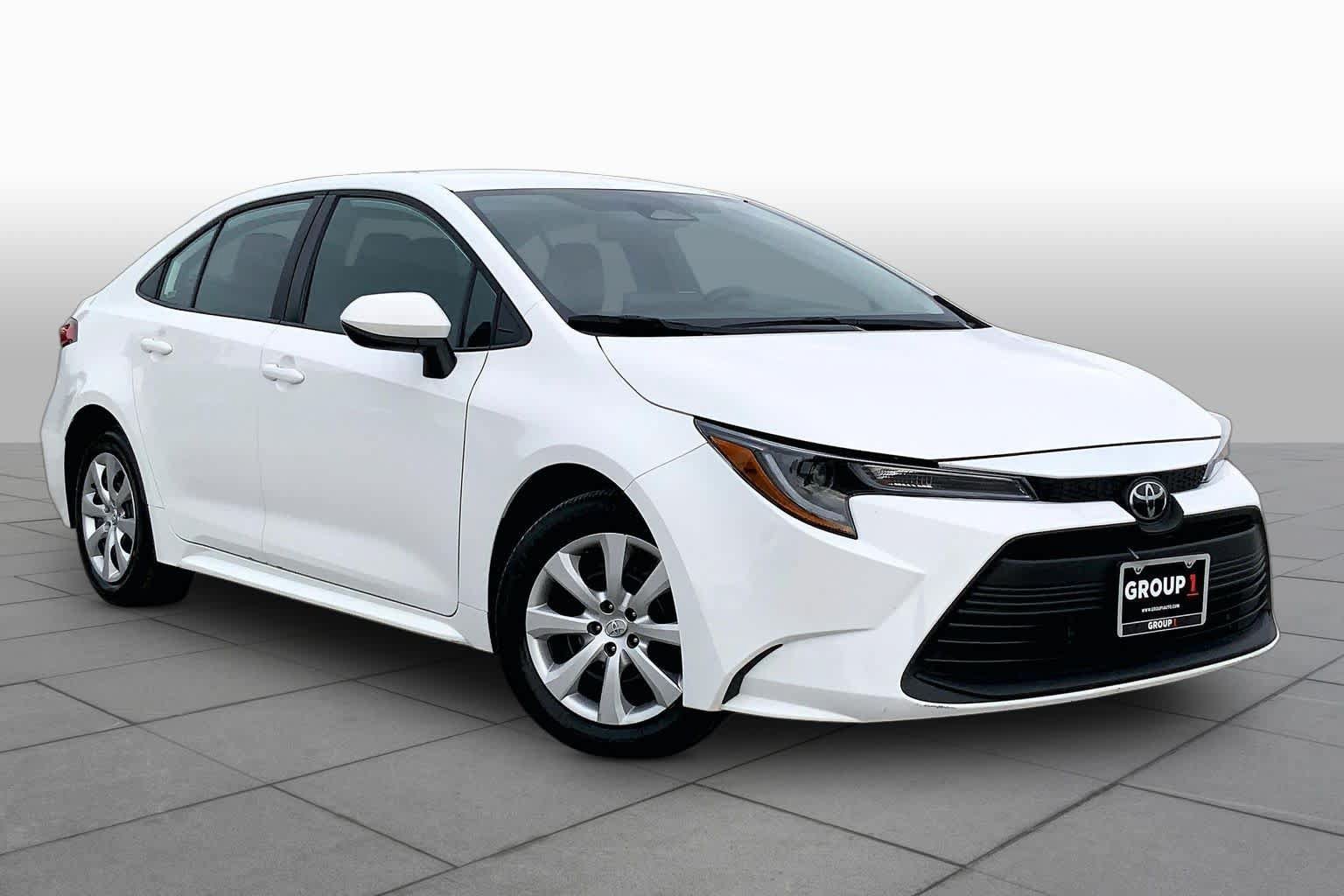Used 2025 Toyota Corolla LE FWD image 3