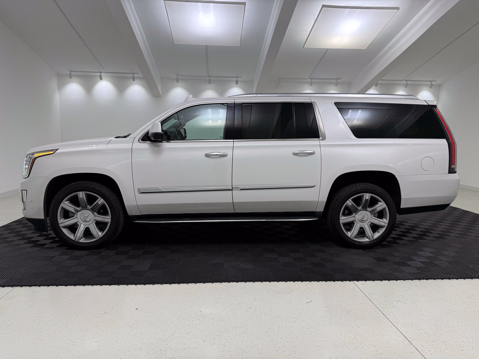Used 2019 Cadillac Escalade ESV Luxury AWD/4WD image 4