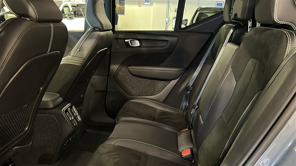 Used 2022 Volvo XC40 T5 R-Design w/ Advanced Package AWD/4WD image 21