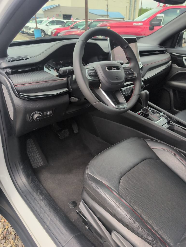Used 2025 Jeep Compass Trailhawk AWD/4WD image 6