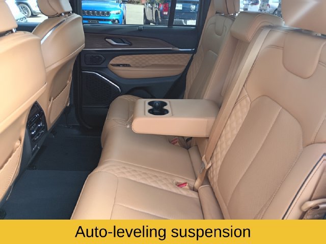 Used 2023 Jeep Grand Cherokee Summit w/ Adv Protech Group IV AWD/4WD image 17