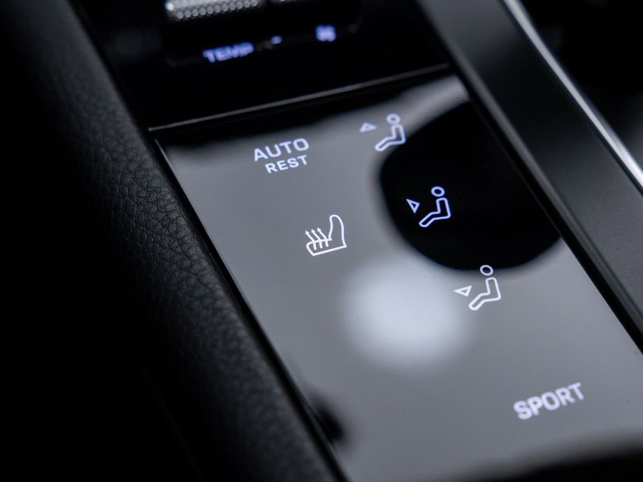 Certified 2025 Porsche Macan image 27