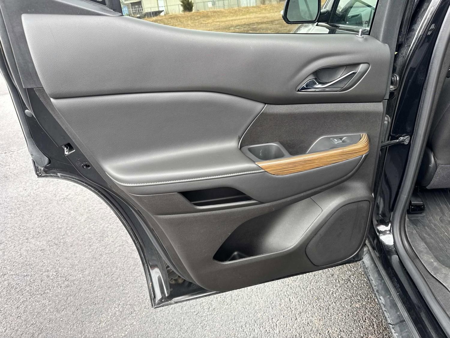 Used 2023 GMC Acadia SLE w/ Driver Convenience Package FWD image 15