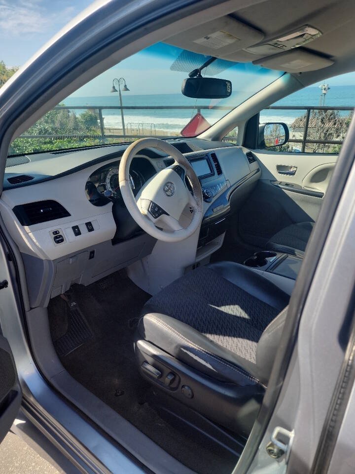 Used 2013 Toyota Sienna SE FWD image 6