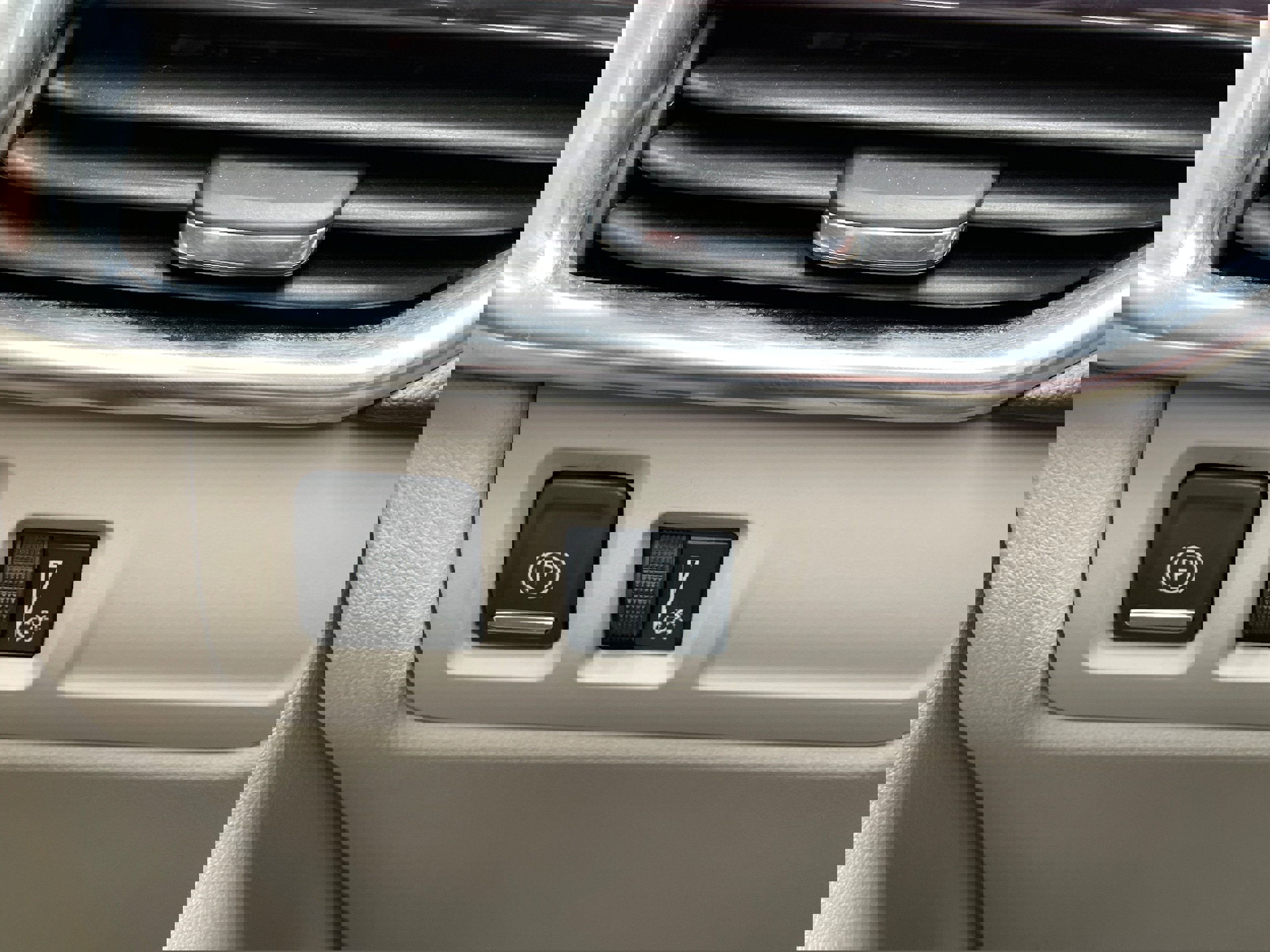 Used 2022 Cadillac XT4 Luxury w/ Cold Weather Package image 18