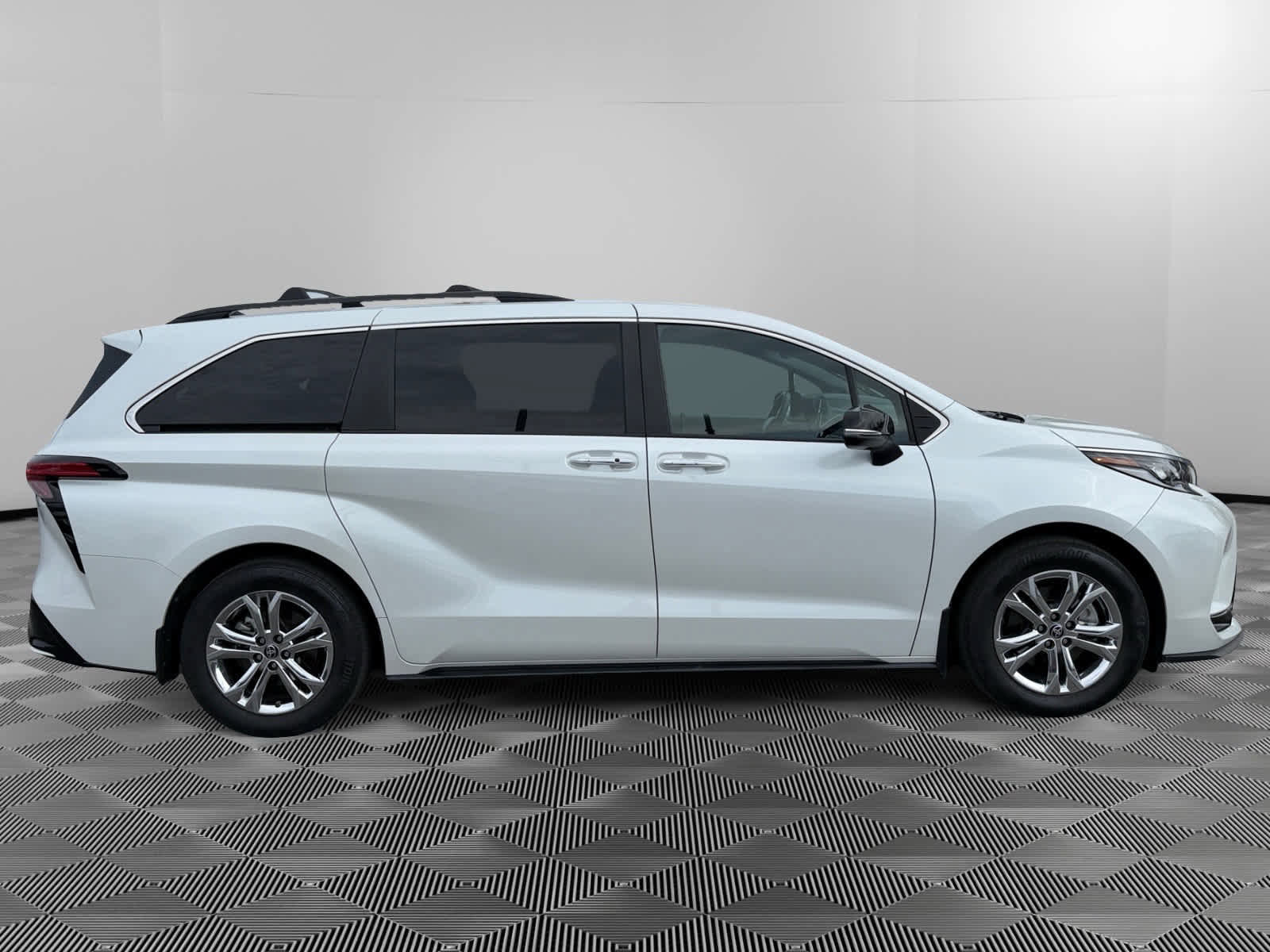 Used 2023 Toyota Sienna XSE image 6