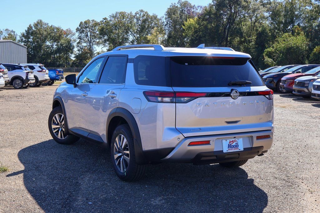 New 2025 Nissan Pathfinder SL image 2