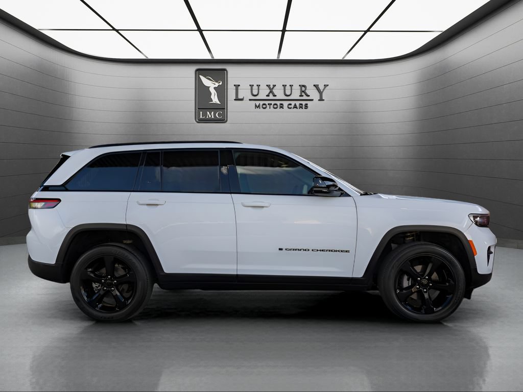 Used 2024 Jeep Grand Cherokee Altitude AWD/4WD image 9