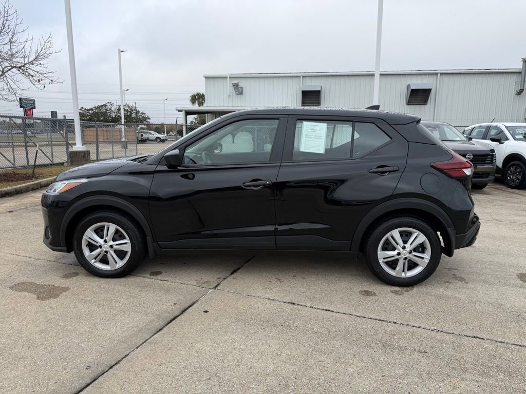 Used 2025 Nissan Kicks Play S image 2