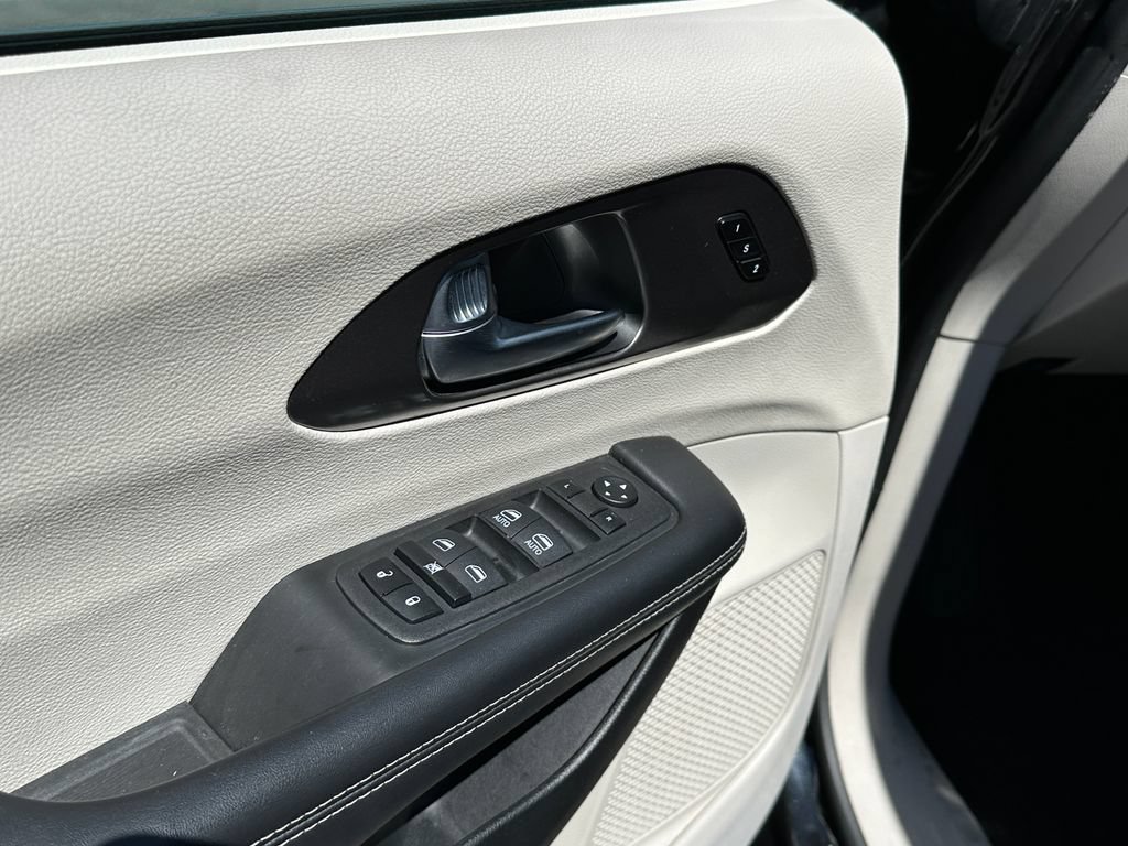 Used 2023 Chrysler Pacifica Touring-L FWD image 18