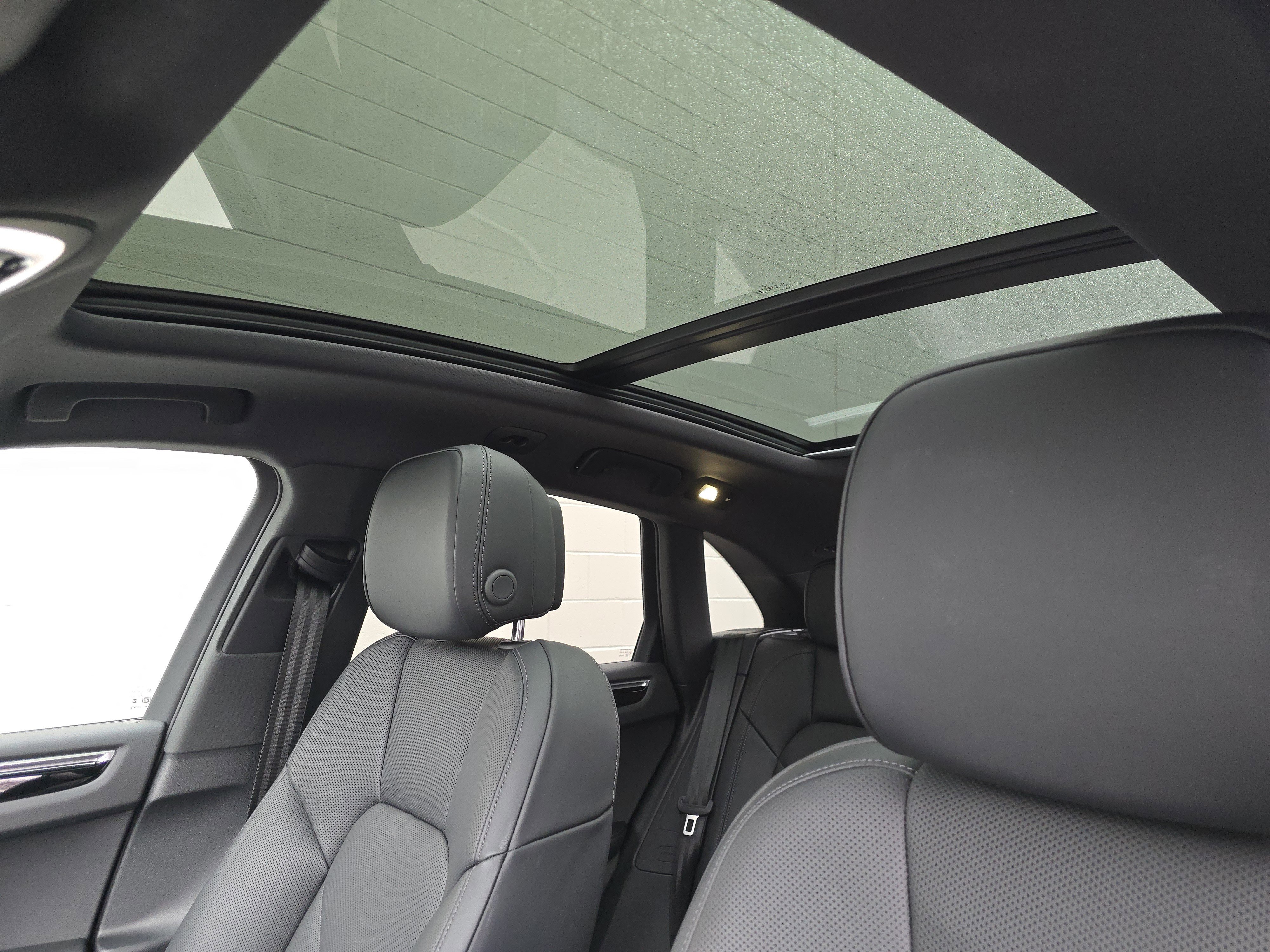 Certified 2025 Porsche Macan image 13