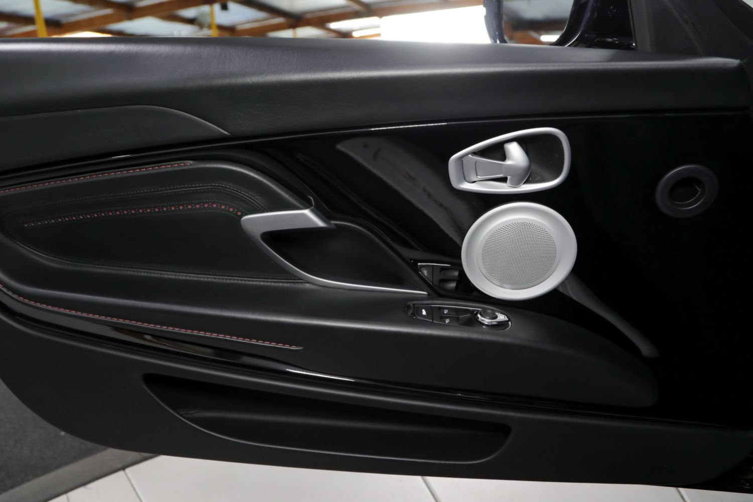 Used 2019 Aston Martin DB11 Volante RWD image 51