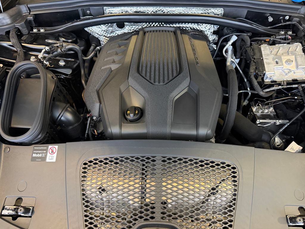 Certified 2026 Porsche Macan AWD/4WD image 28