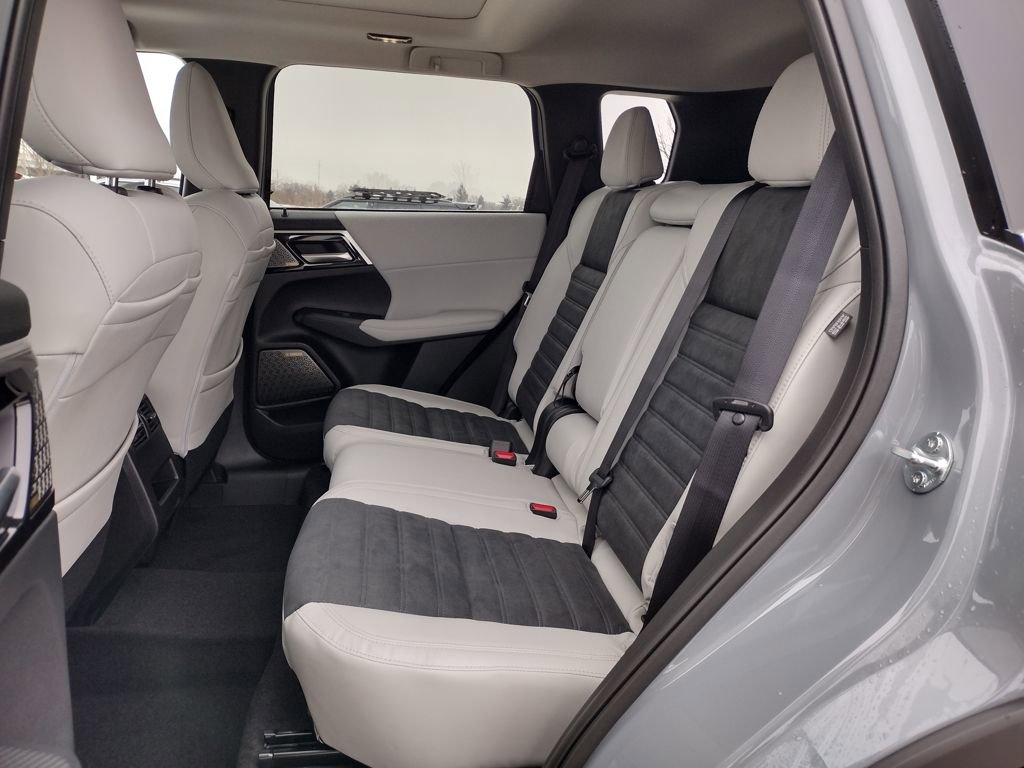 New 2026 Mitsubishi Outlander SE image 9