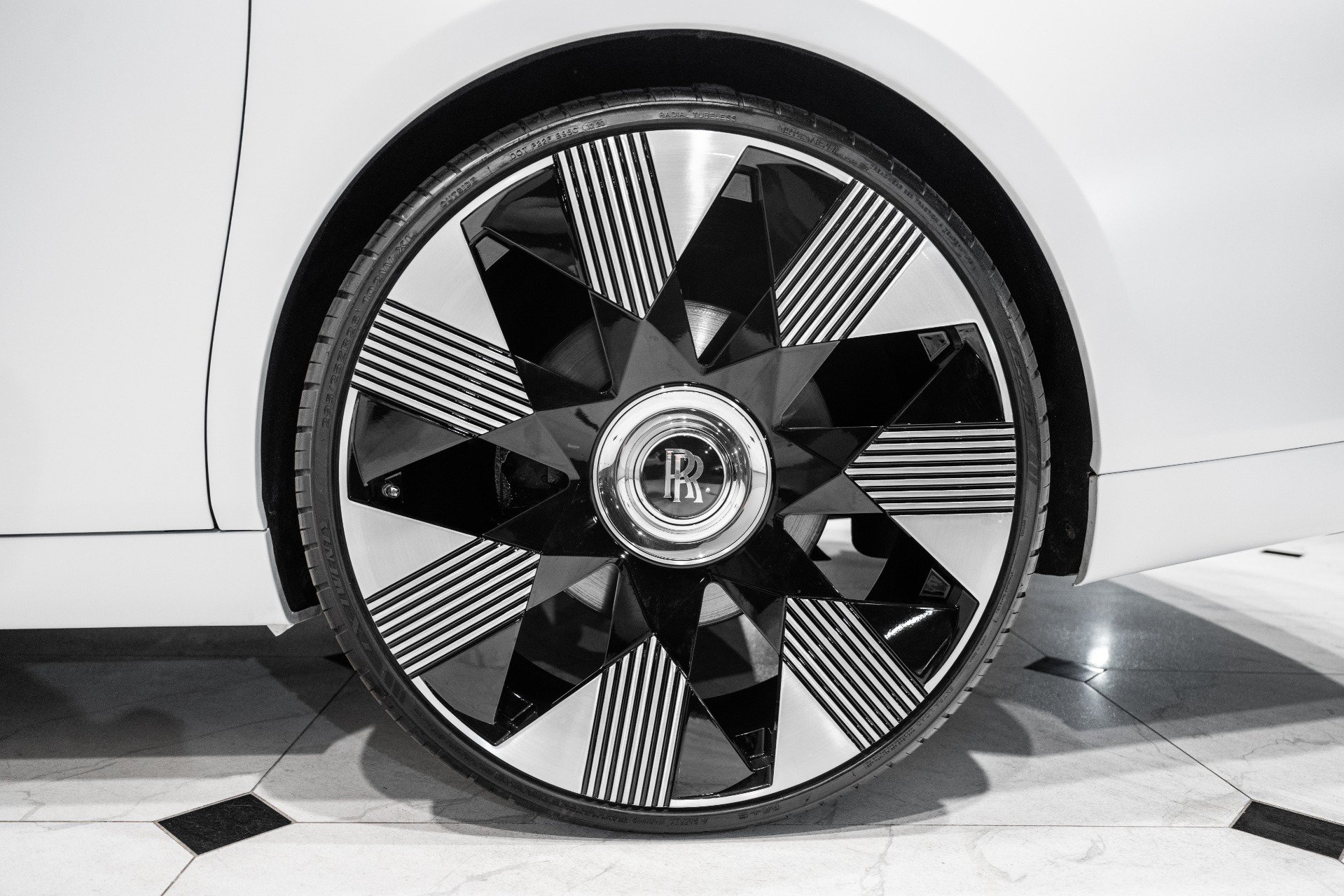 Used 2018 Rolls-Royce Phantom Sedan RWD image 14