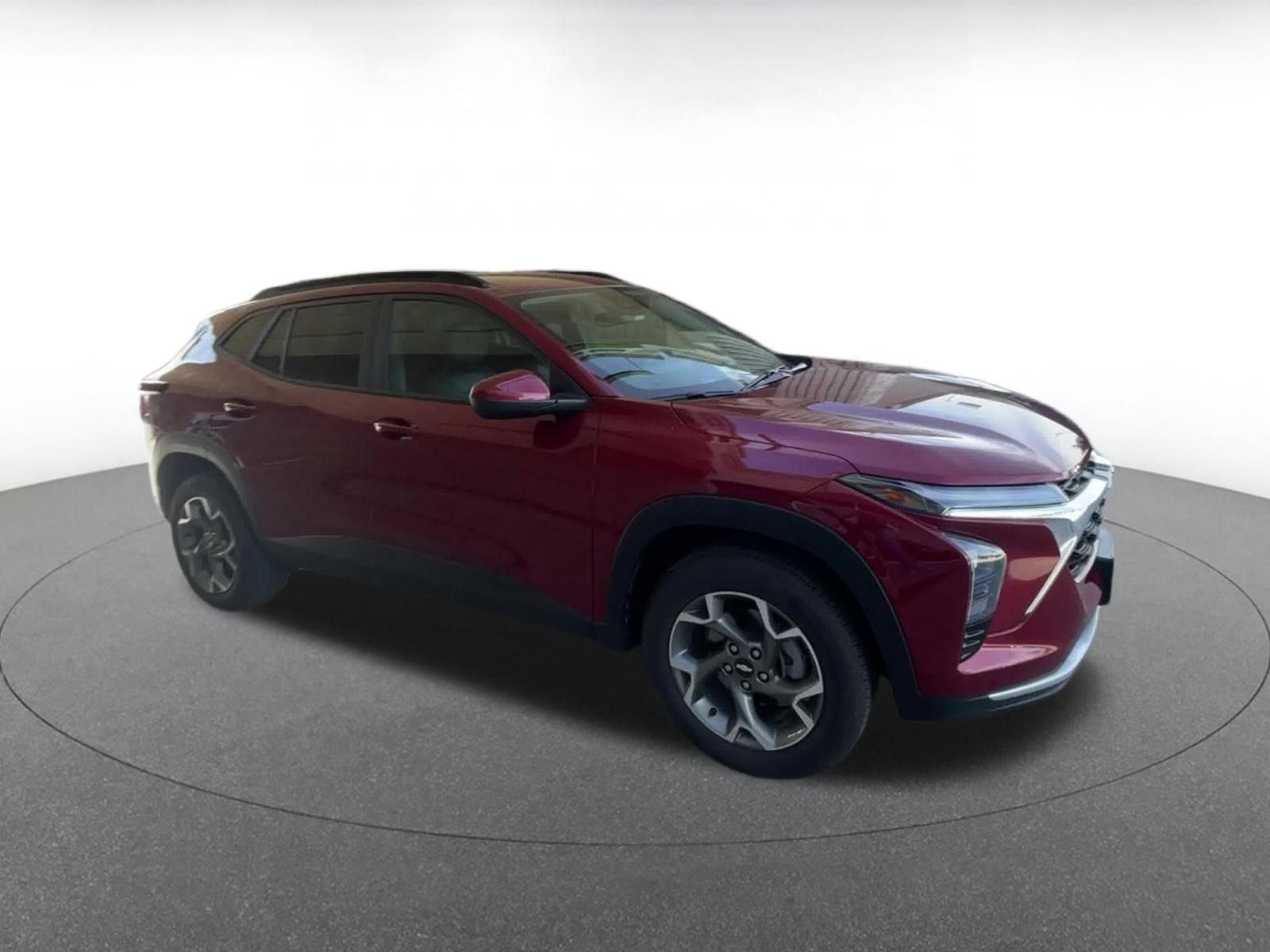 Used 2025 Chevrolet Trax LT image 2