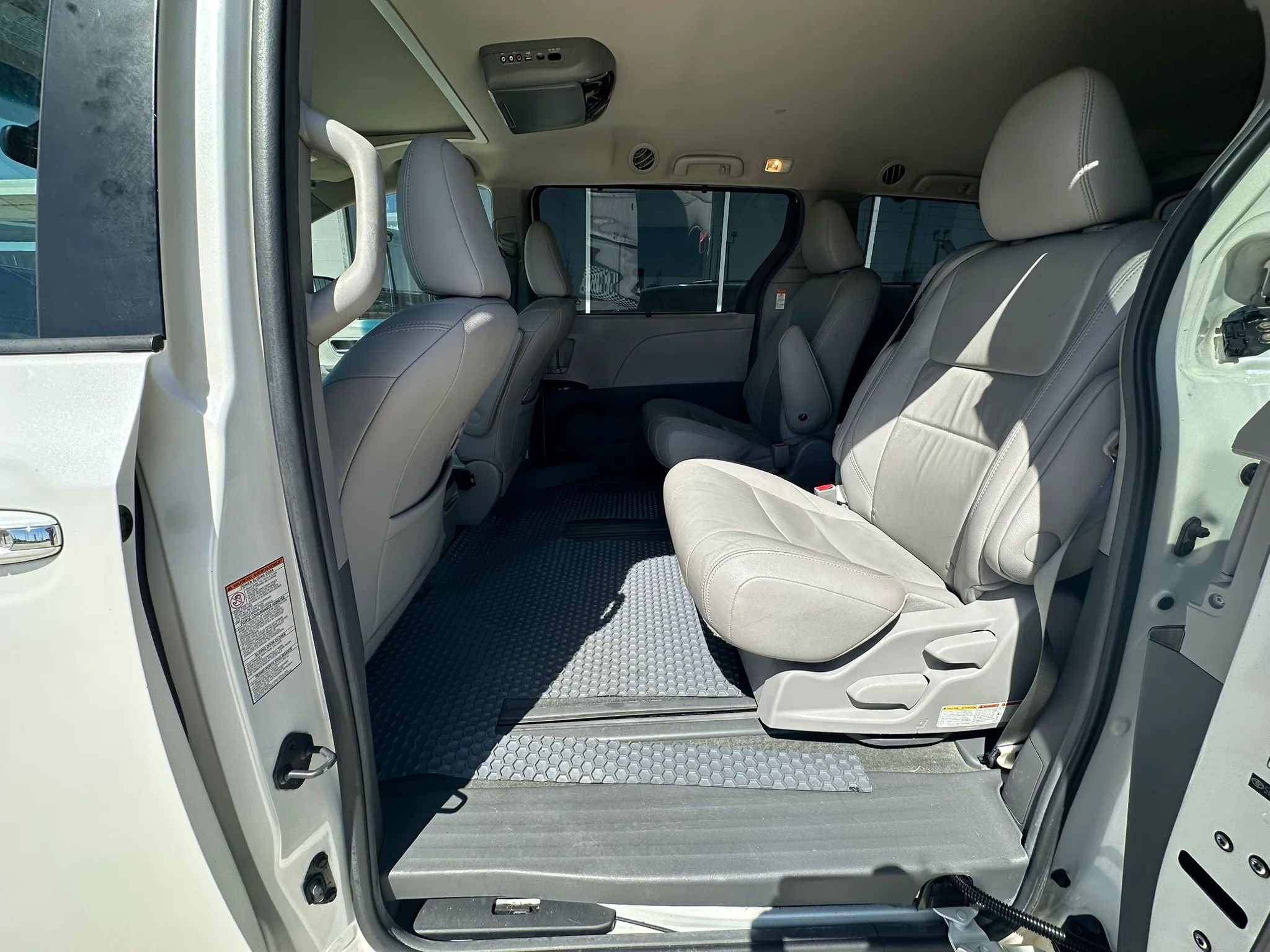 Used 2015 Toyota Sienna XLE image 16