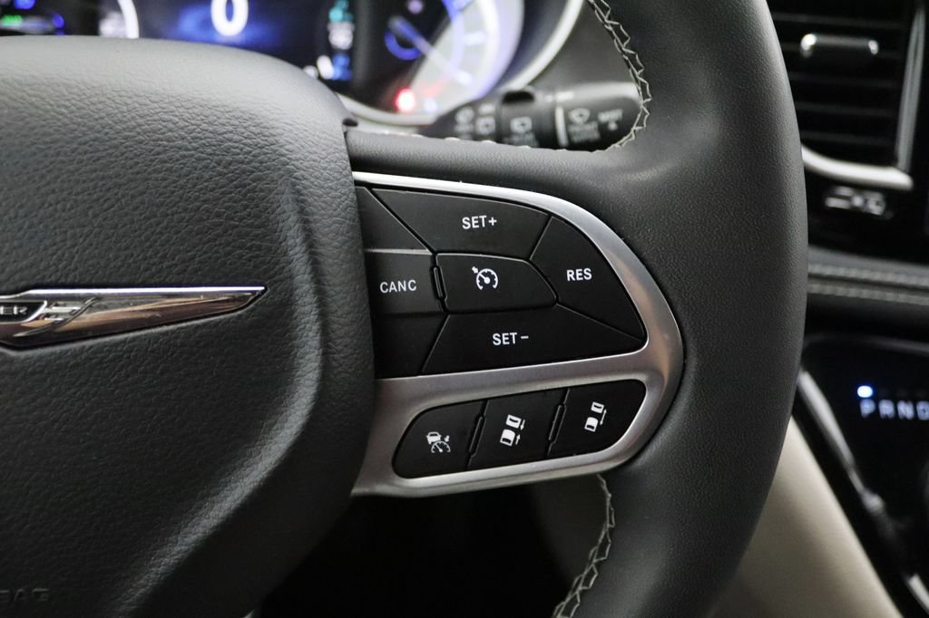 Used 2024 Chrysler Pacifica Limited FWD image 17