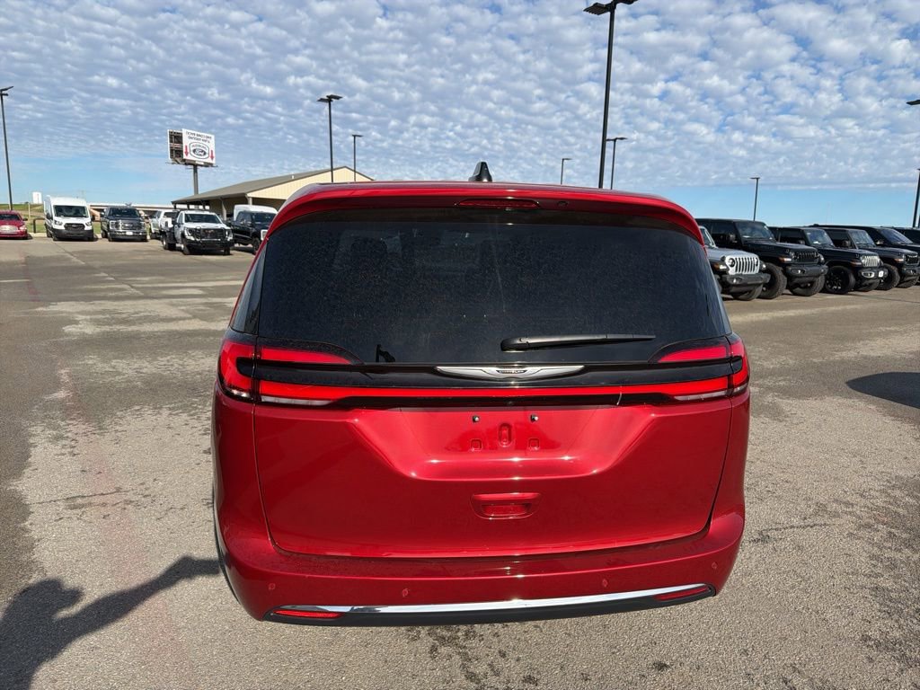 Used 2025 Chrysler Pacifica Select image 5