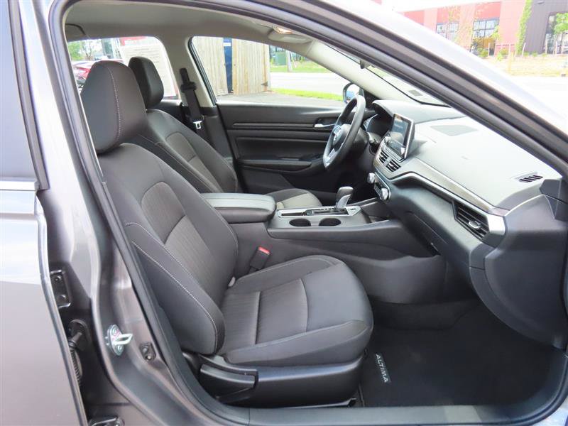 Used 2025 Nissan Altima 2.5 SV FWD image 35