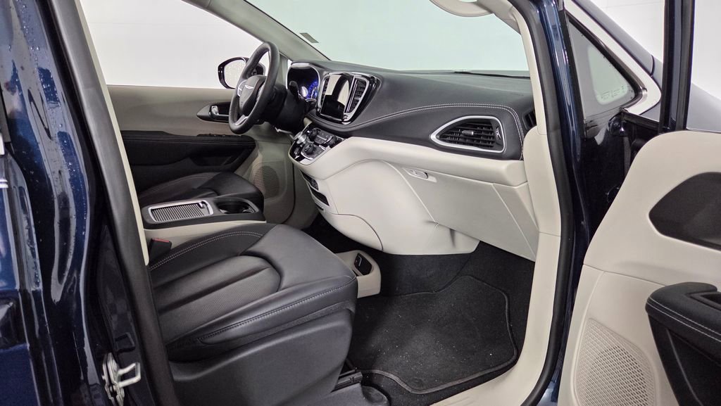 Used 2024 Chrysler Pacifica Touring-L FWD image 32