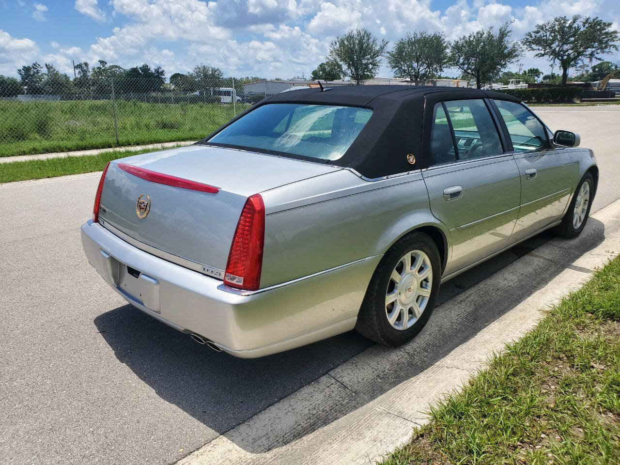 Used 2008 Cadillac DTS Luxury I image 6