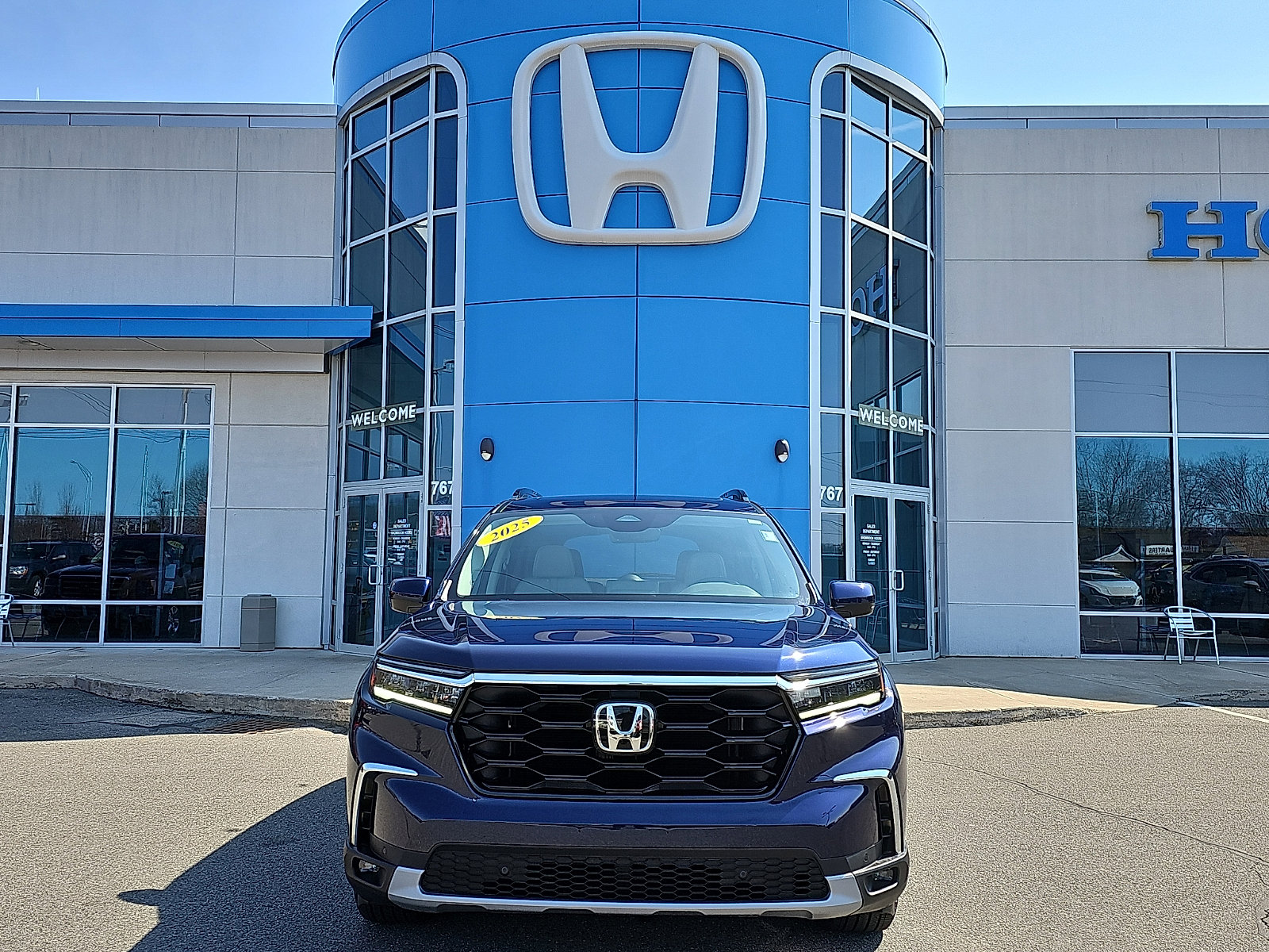 Used 2025 Honda Pilot Touring image 2