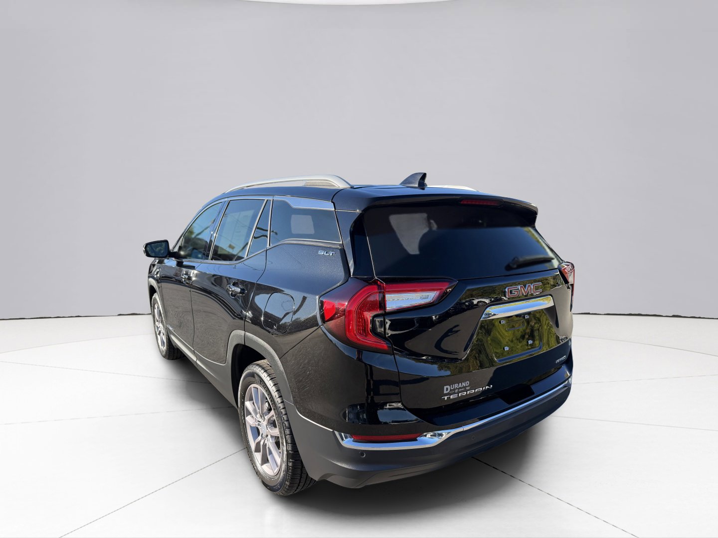 Used 2024 GMC Terrain SLT w/ Infotainment Package II image 10