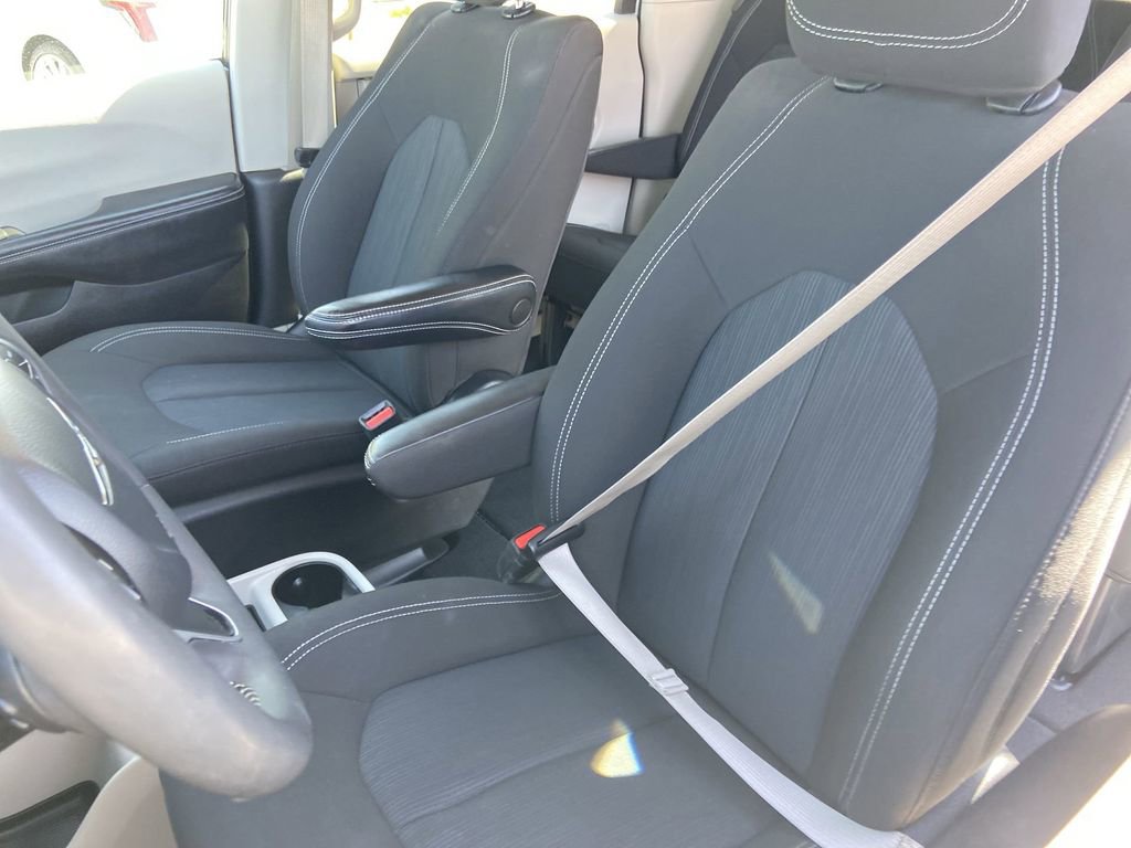 Used 2022 Chrysler Voyager LX FWD image 14
