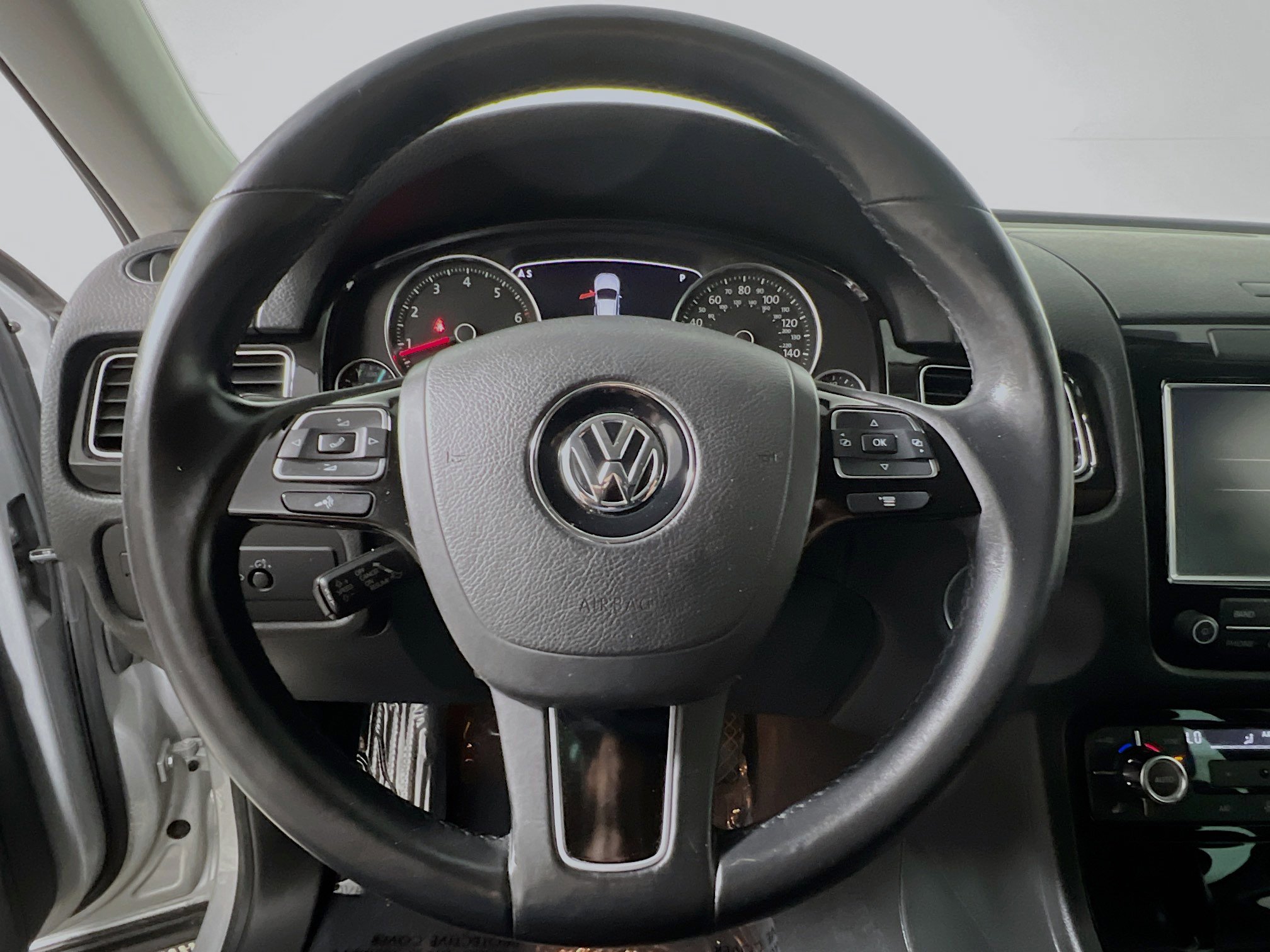 Used 2014 Volkswagen Touareg Sport image 18