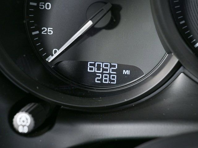 Certified 2025 Porsche Macan AWD image 9