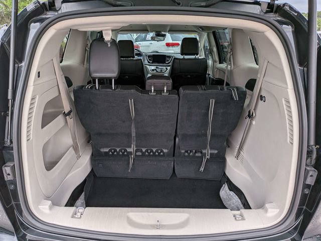 Used 2023 Chrysler Pacifica Touring-L FWD image 13