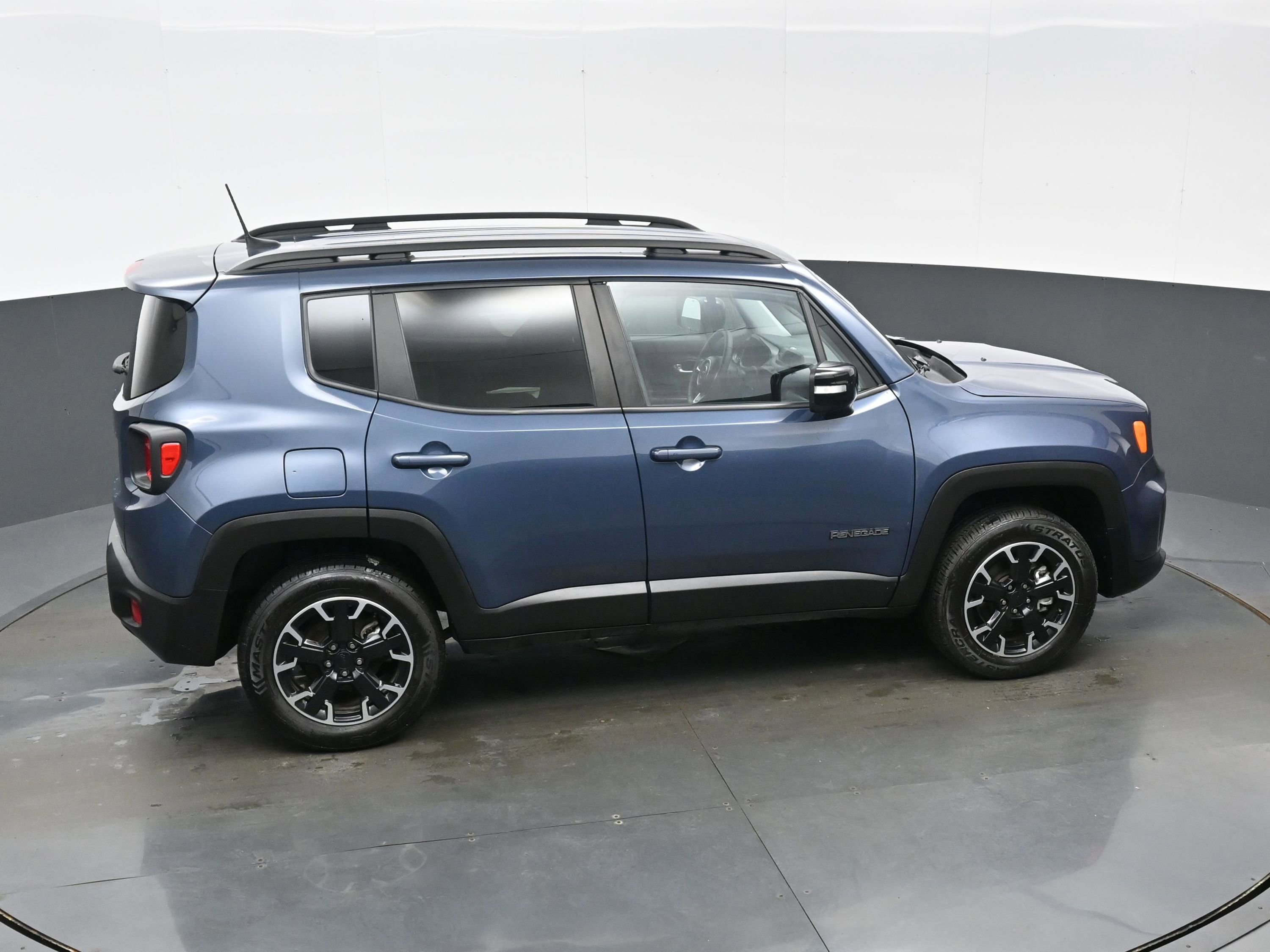 Used 2023 Jeep Renegade Latitude AWD/4WD image 36
