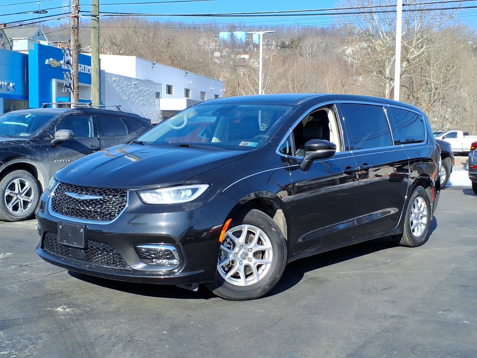 Used 2023 Chrysler Pacifica Touring-L image 1