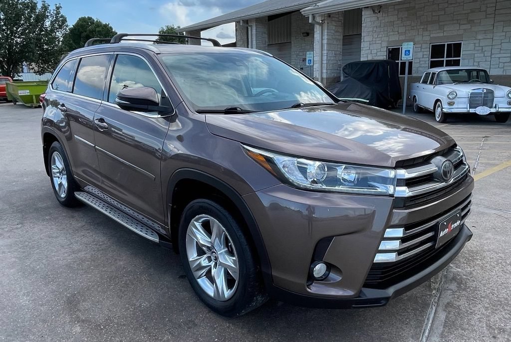 Used 2017 Toyota Highlander Limited FWD image 2