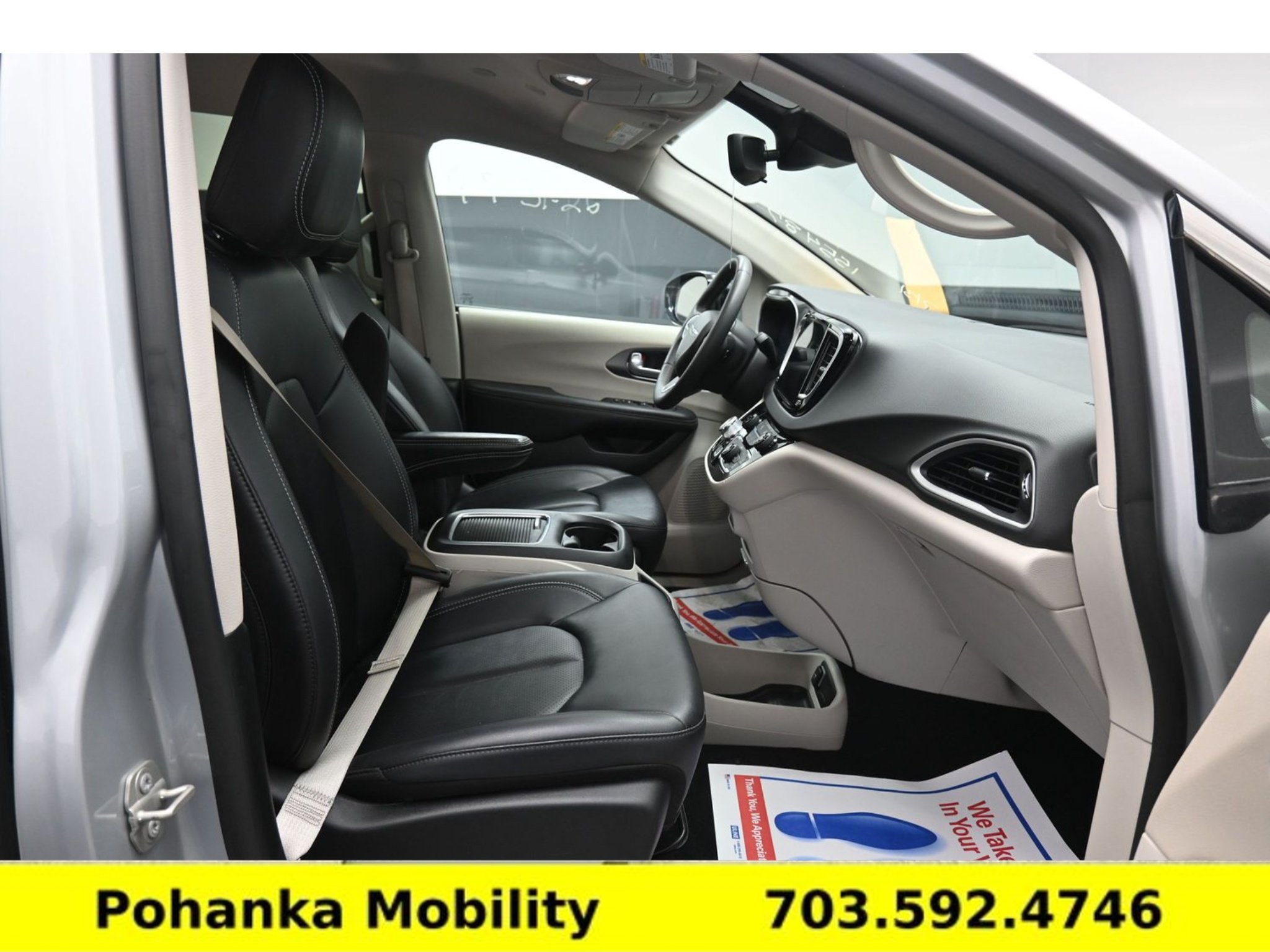 Used 2024 Chrysler Pacifica Touring-L FWD image 12